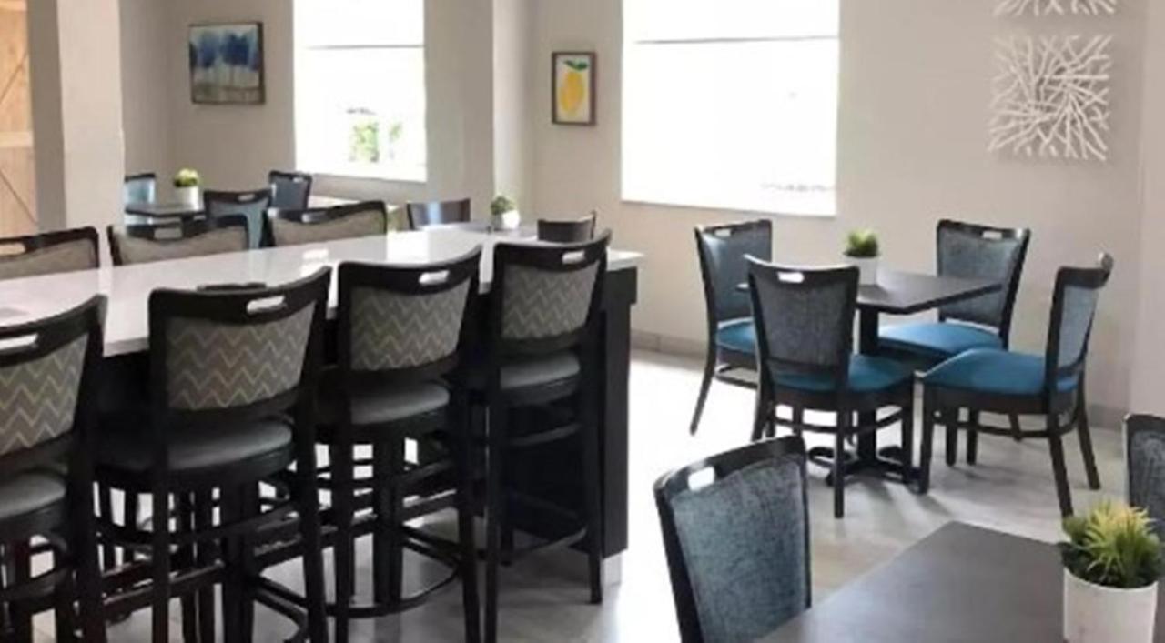 Quality Inn & Suites Roanoke - Fort Worth North Экстерьер фото