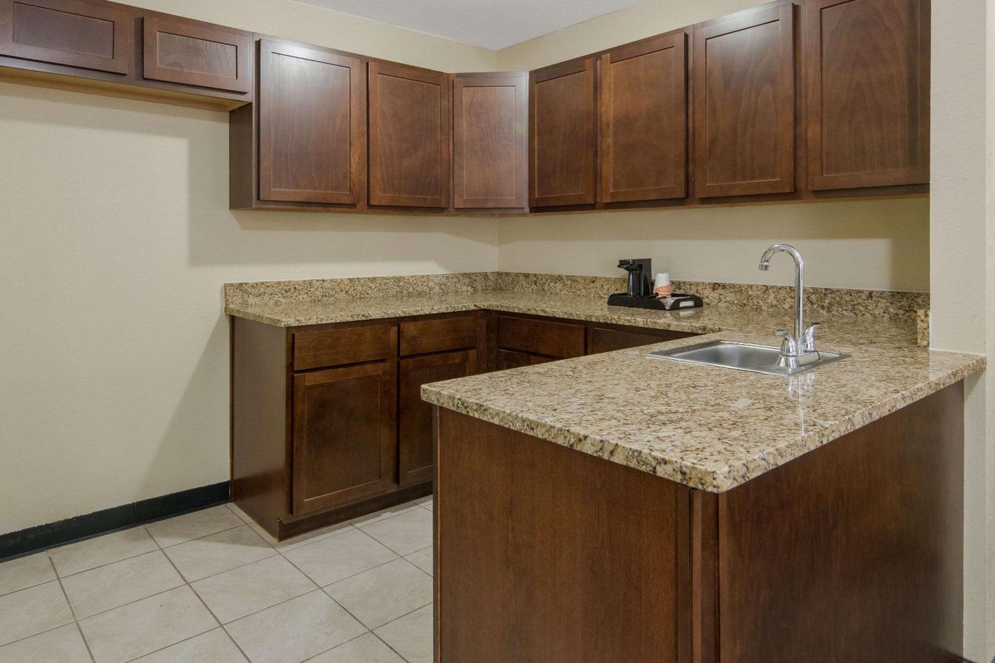 Quality Inn & Suites Roanoke - Fort Worth North Экстерьер фото