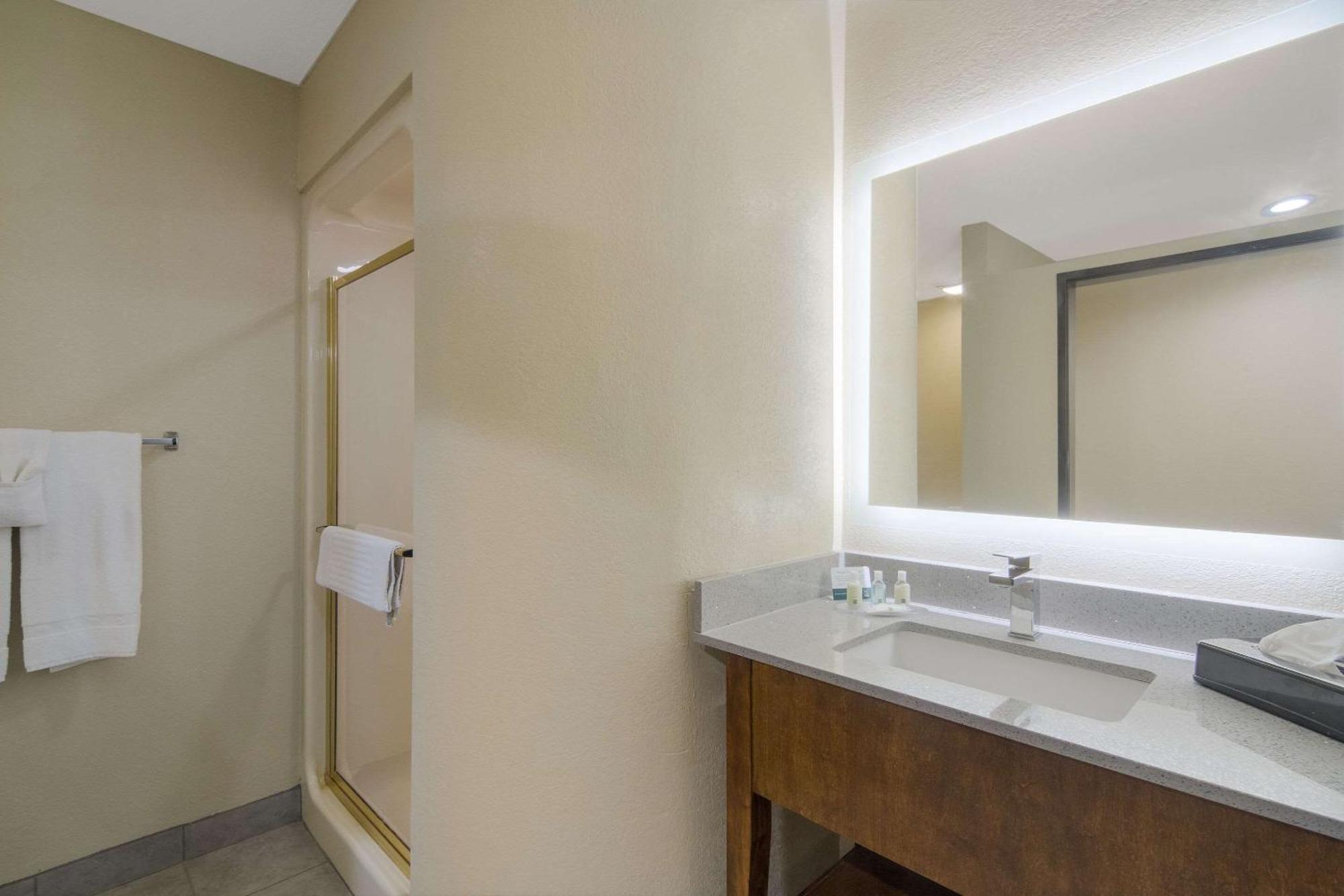 Quality Inn & Suites Roanoke - Fort Worth North Экстерьер фото