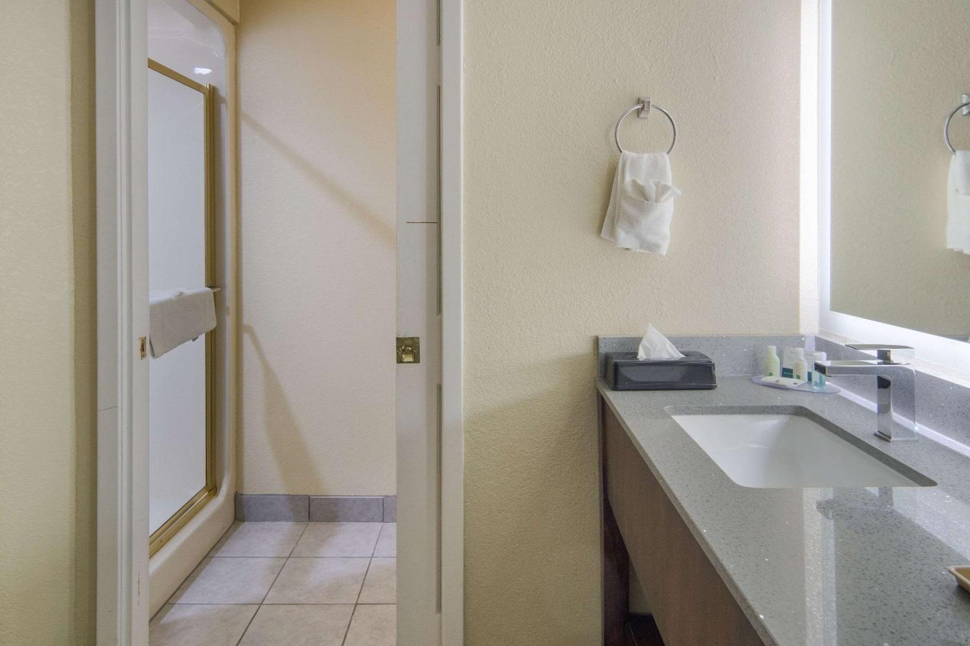 Quality Inn & Suites Roanoke - Fort Worth North Экстерьер фото