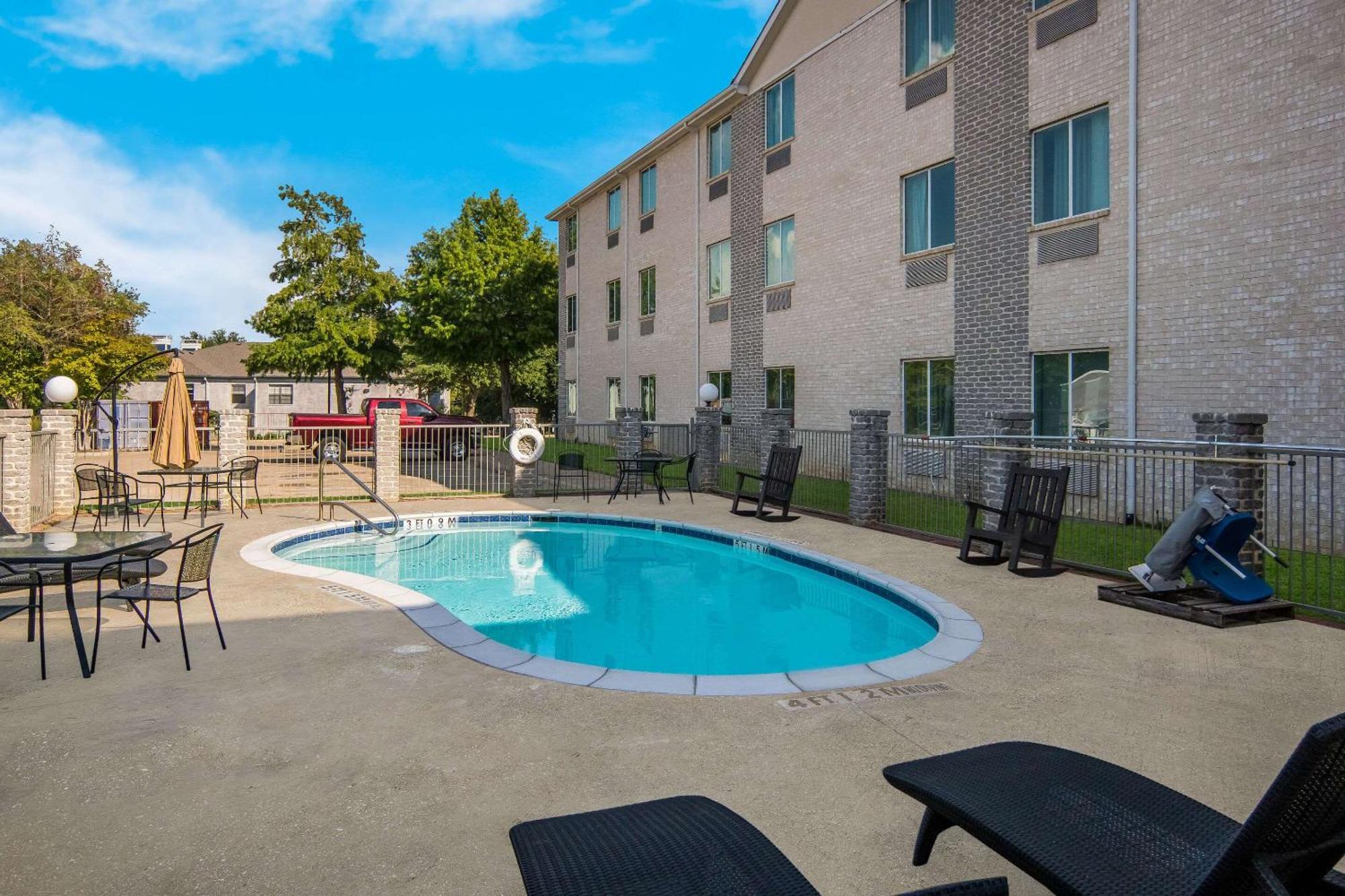 Quality Inn & Suites Roanoke - Fort Worth North Экстерьер фото